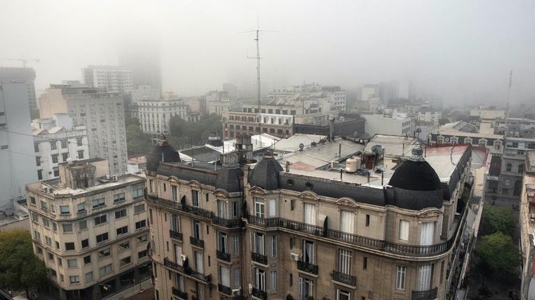 Visibilidad reducida por niebla en la ciudad de Buenos Aires