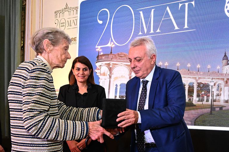 El intendente Julio Zamora y la secretaria Gisela Zamora hicieron entrega de una placa de reconocimiento durante el acto por el 20° aniversario.