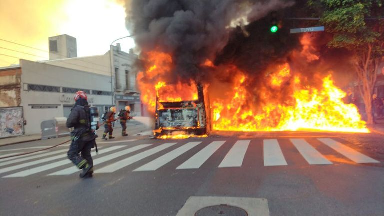 Incendio en Av. Rivadavia y Tuyú produjo cortes en el tránsito