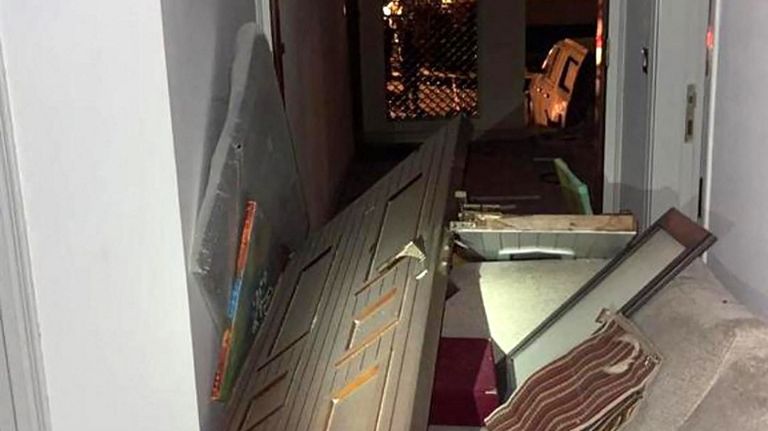 Daños en la residencia del premier iraquí Mustafá al Kazimi, atacada por drones con explosivos en la madrugada.