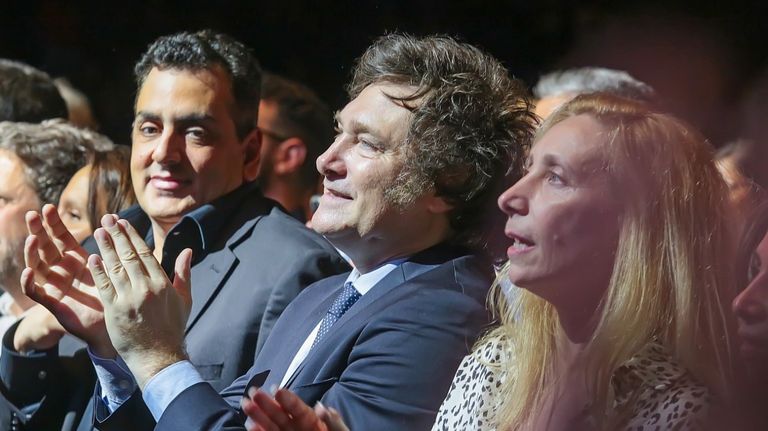 Leo Cifelli, Javier Milei y Karina Milei