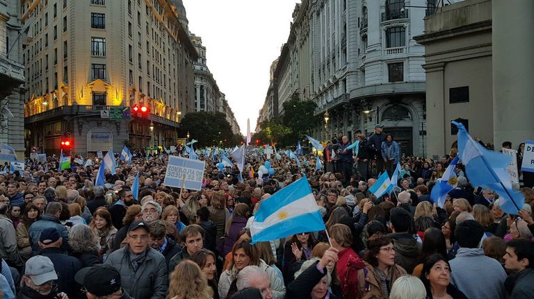 Masiva marcha de apoyo al Gobierno.