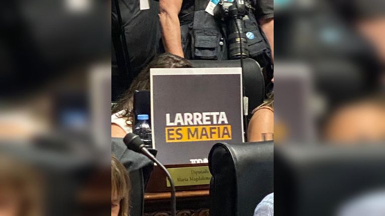 carteles del frente de todos contra Larreta