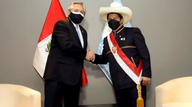 Alberto Fernández con Pedro castillo-20210728