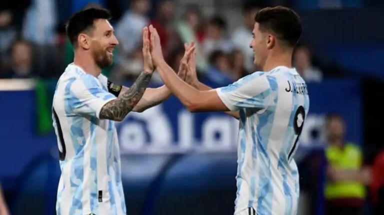 Lionel Messi y Julián Álvarez