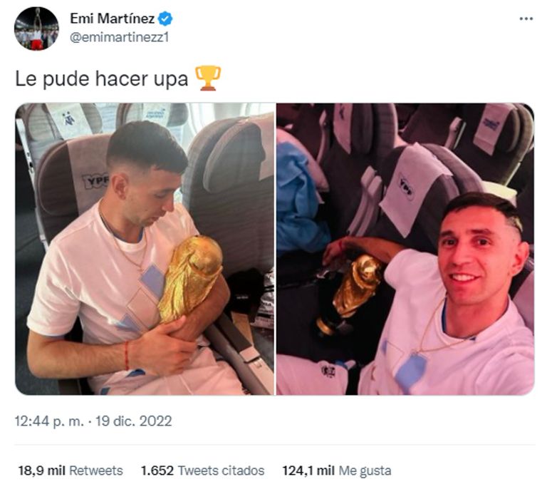 El Dibu Martínez con la Copa del Mundo 20221219