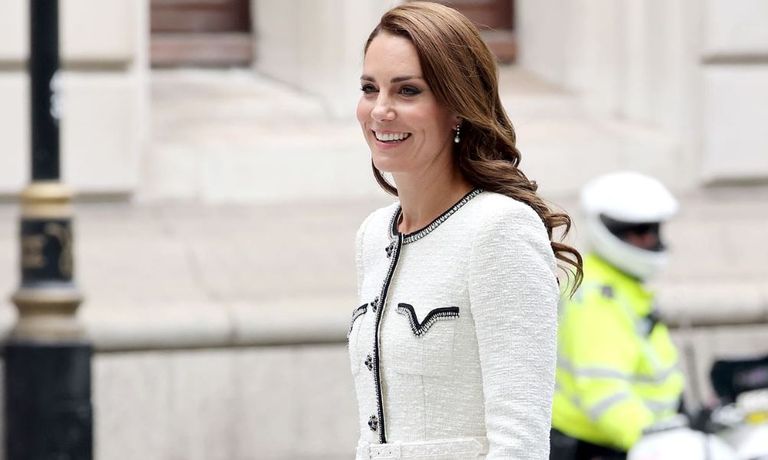 Kate Middleton con camisa blanca