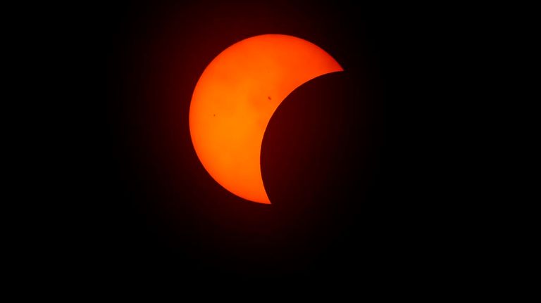 La luna comienza a eclipsar al sol el 8 de abril de 2024 en Fort Worth, Texas.