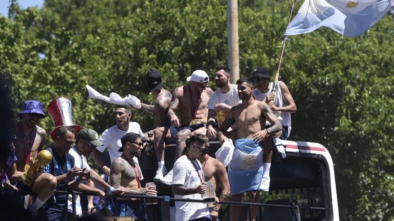Los campeones del Mundo rumbo al obelisco