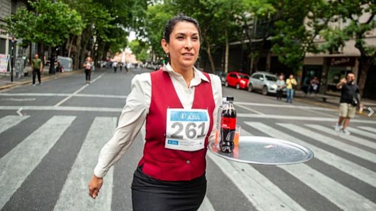 Mozos y camareras protagonizaron la tradicional carrera de las bandejas en el centro porteño.