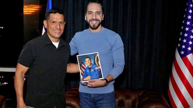 El presidente Nayib Bukele y el astronauta Frank Rubio