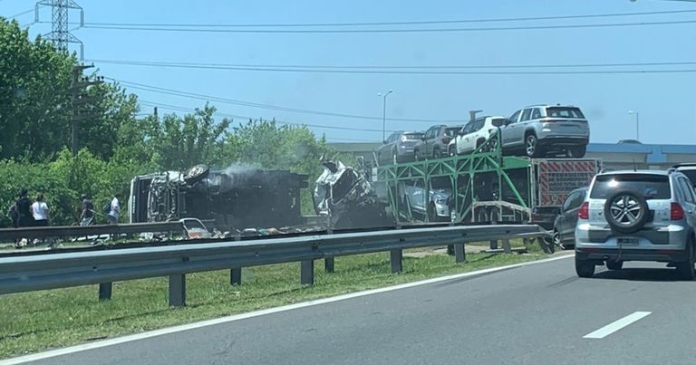 Chocaron dos camiones en Panamericana