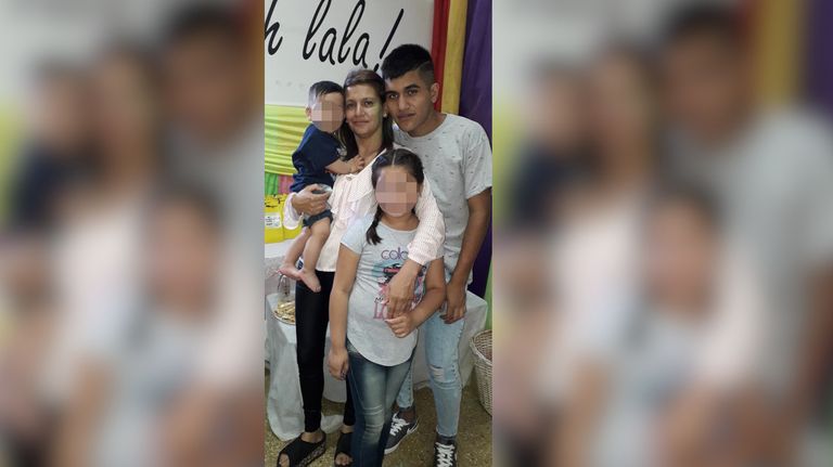 Mariana Espinoza junto a sus tres hijos, entre ellos el joven alias Berraco.