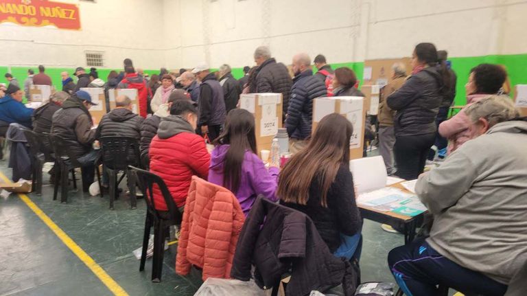 Elecciones en Caba, gente votando-20230813