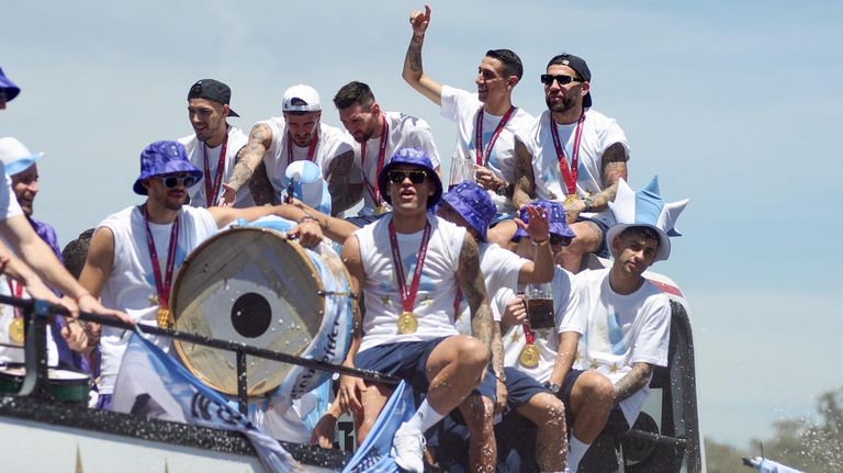 Los campeones del Mundo rumbo al obelisco