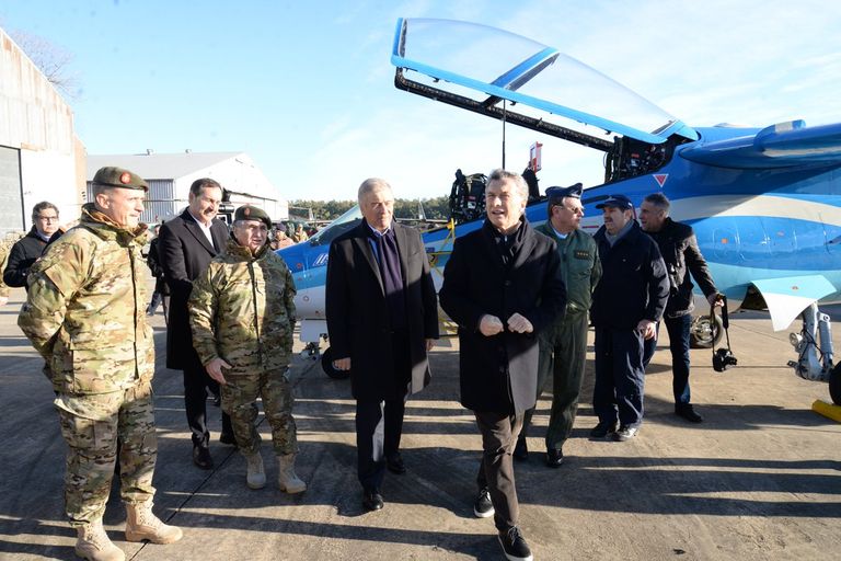 Mauricio Macri y Oscar Aguad en Campo de Mayo, FFAA