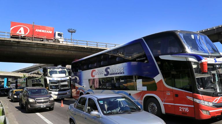 corte de micros de turismo en la 9 de juilo 20210413