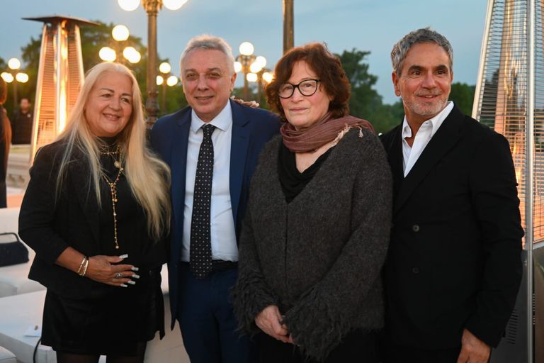 El intendente Julio Zamora junto a Gisela Zamora e invitados durante la recepción al aire libre celebrada en las terrazas del emblemático Museo de Arte Tigre.