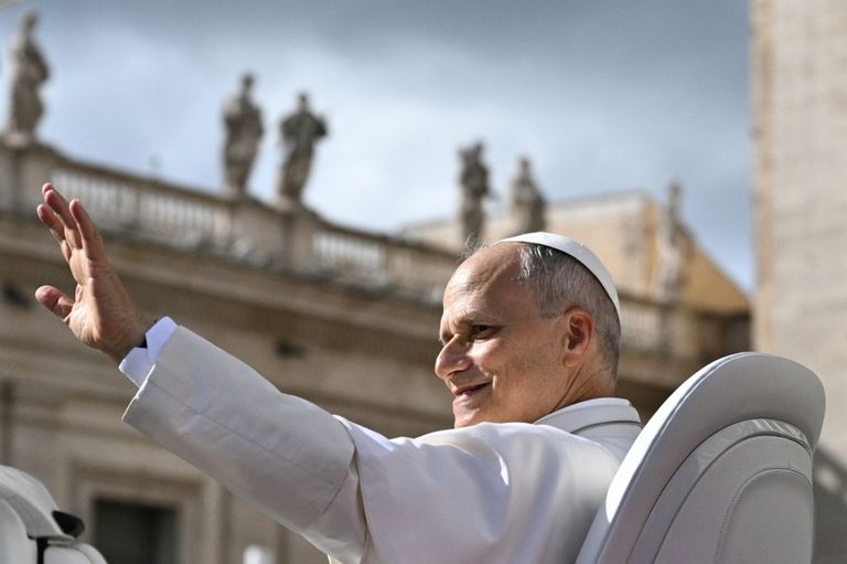 El Papa León XIV saluda a la multitud al final de la audiencia general semanal en la Plaza de San Pedro en el Vaticano el 21 de octubre de 2026.
