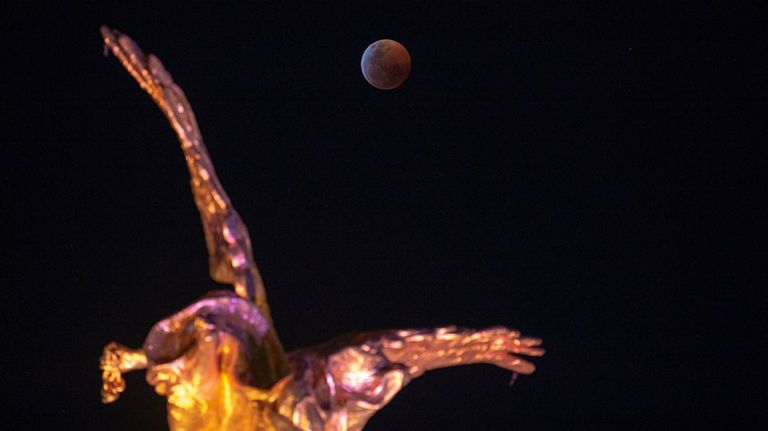 luna de sangre iluminó al mundo en un eclipse total