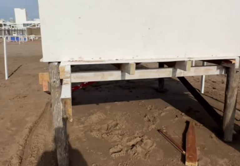 Destrozos en puestos de guardavidas en Punta Mogotes, Mar del Plata.