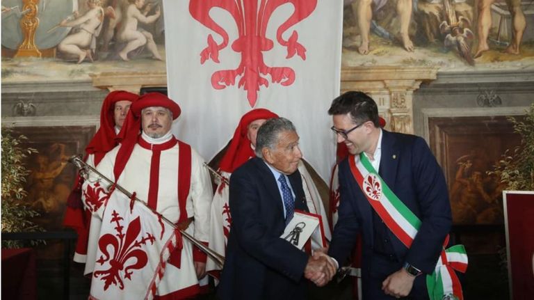 Eduardo Eurnekian recibio llava de florencia g_20230204