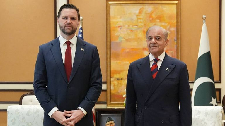 J. D. Vance en la reunión con la comitiva de Irán, en Islamabad, capital de Pakistán 11042026