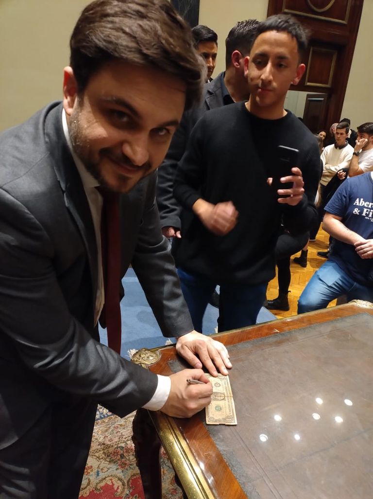 marra firmar dólares