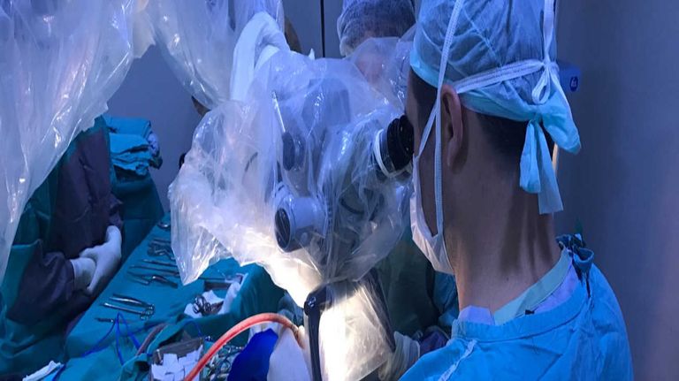 Operaron despierto a un adolescente de 15 años para extirparle un tumor cerebral 20240109