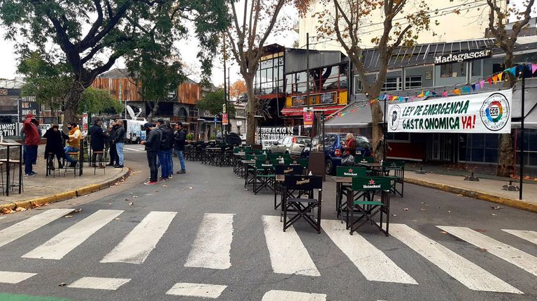 Protesta de gastronómicos en Plaza Serrano