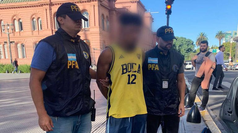 Un hombre intentó ingresar a Casa Rosada armado con un machete 20240404