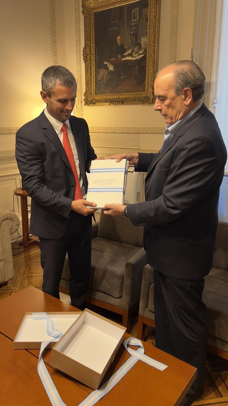 El Presidente Javier Milei envió al Congreso de la Nación la Ley de Bases y Puntos de Partida para La Libertad de los Argentinos.