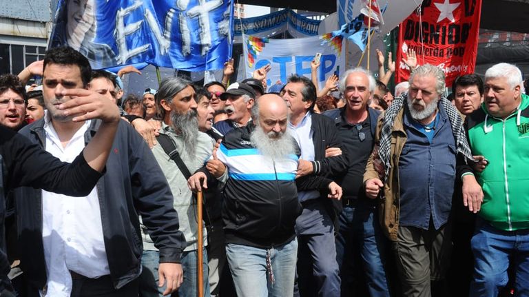 Daniel Menéndez y Emilio Pérsico, referentes de la marcha.