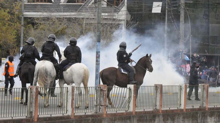 Disturbios frente a la legislatura en Jujuy