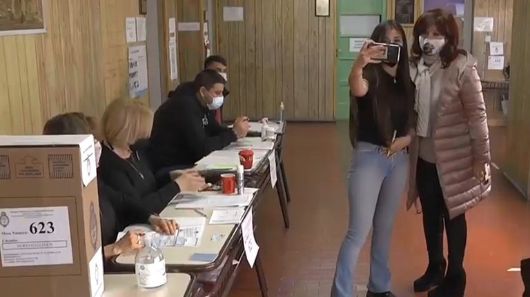 La vicepresidenta Cristina Kirchner, votando en las PASO en Santa Cruz.