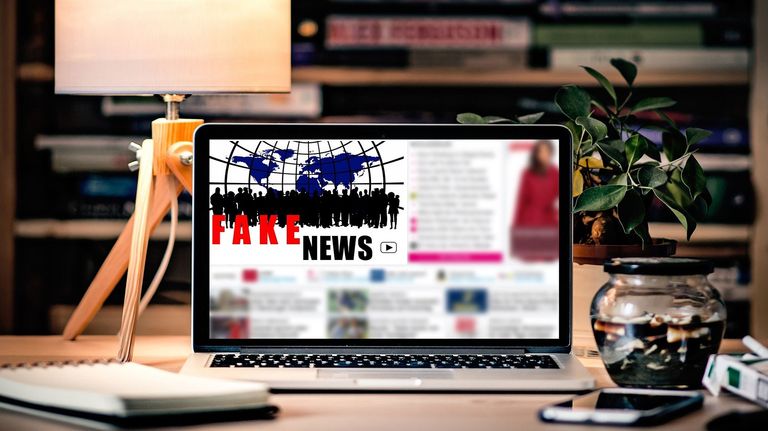 Noticias falsas y desinformación