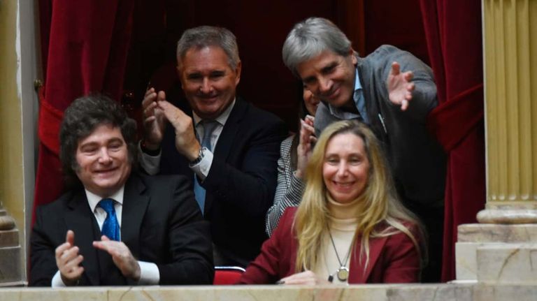 El presidente Javier Milei, su hermana Karina, y el ministro de conomía Luis Caputo en el palco central de la Cámara de Diputados