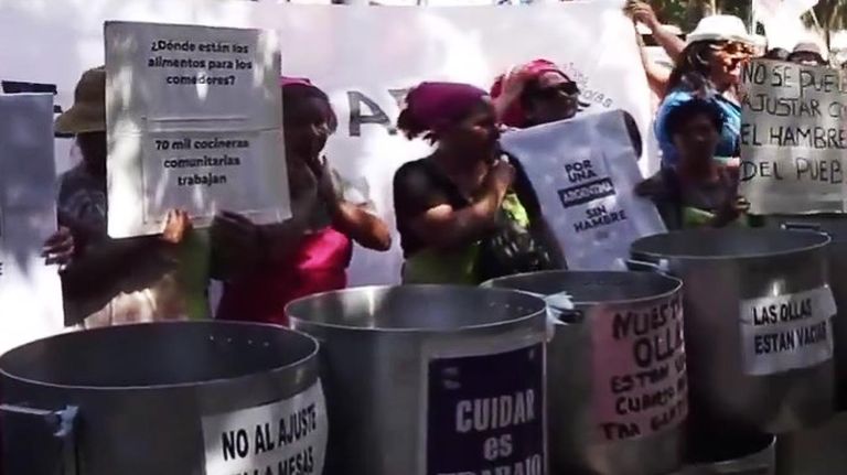 Frente al Ministerio de Capital Humano hay un larga cola de gente pidiendo comida.