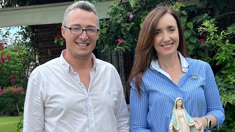 Victoria Villarruel junto a Pablo Cornet durante su visita a Córdoba
