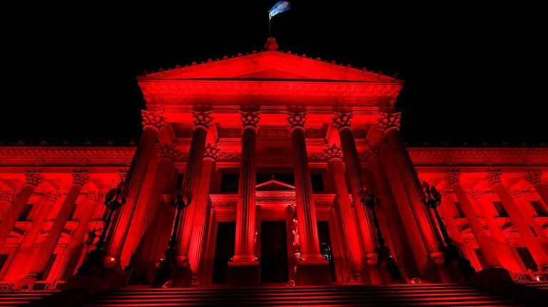 El Congreso, iluminado de rojo en el marco del Día Mundial de la Higiene Menstrual.