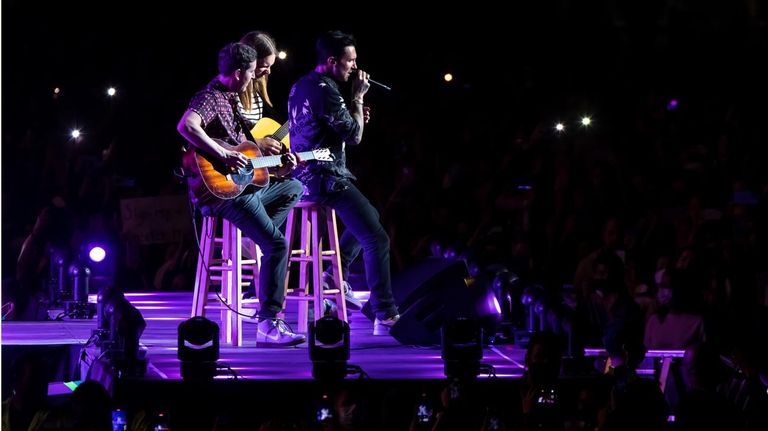 Maroon 5 20220404