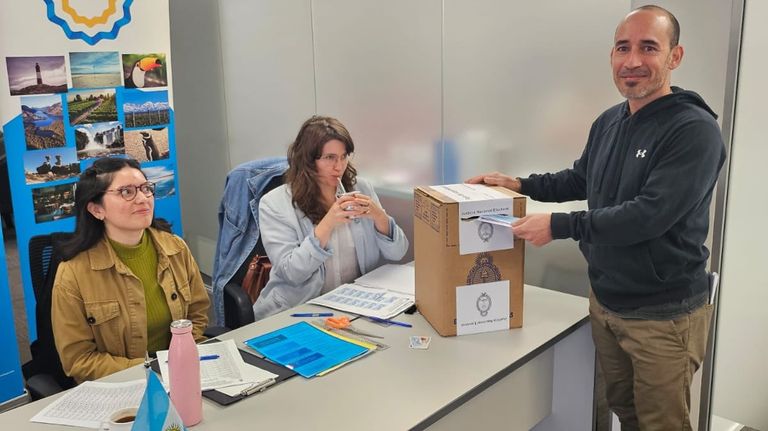 20231021 Primeros argentinos votando en Nueva Zelanda