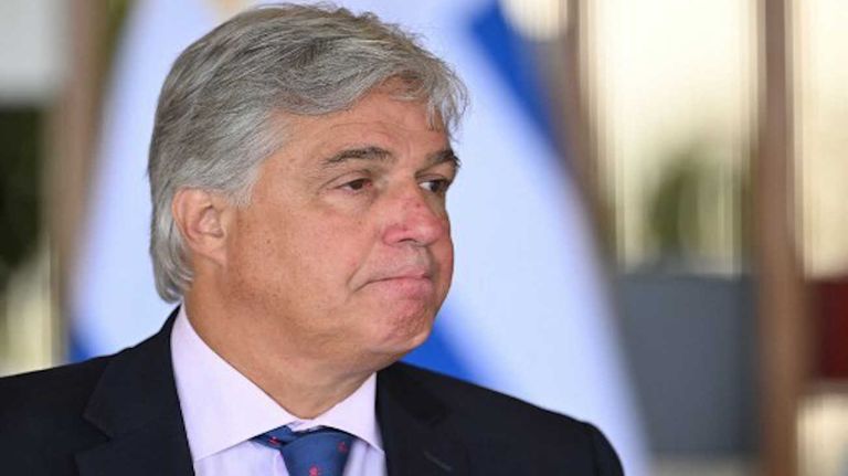 El presidente Luis Lacalle Pou junto al canciller de su gobierno, Francisco Bustillo 20231101