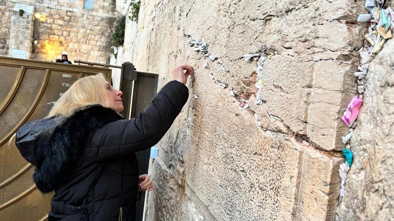 Karina Milei en el Muro de los lamentos