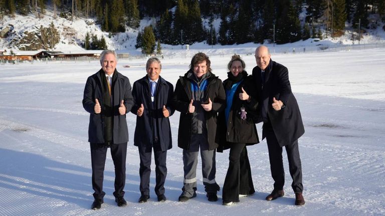 Milei y su equipo en Davos 23012026
