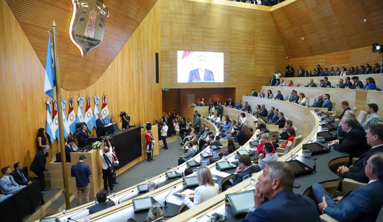 Legislatura en la asunción de Llaryora
