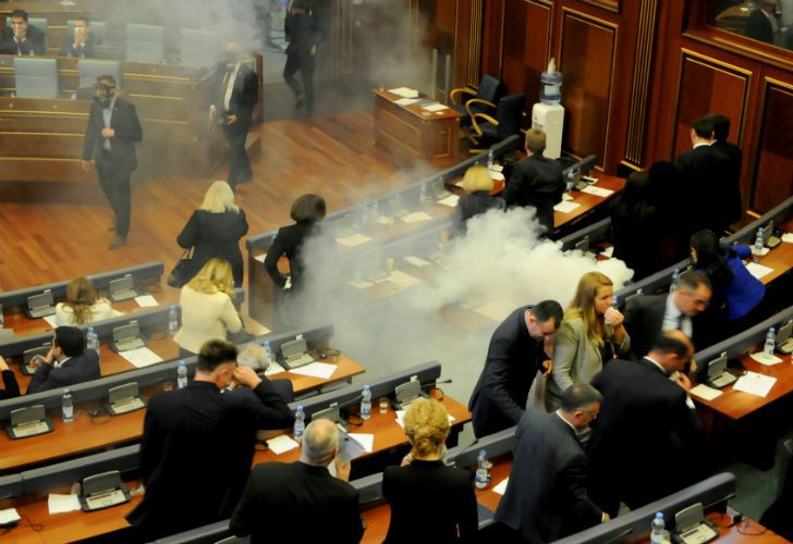 Tiraron gas lacrimógeno en el Parlamento de Kosovo.