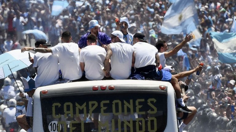 Los campeones del Mundo rumbo al obelisco