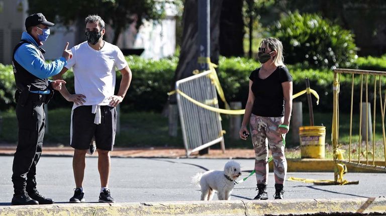 uso de barbijo al aire libre y vacunación