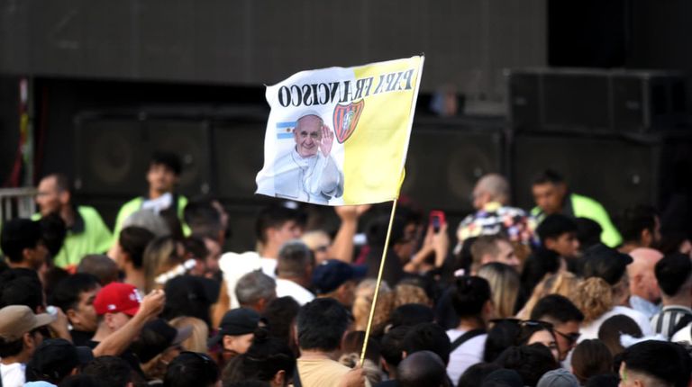 Una multitud recordó a Francisco con música y alegría junto al padre Guillerme en Plaza de Mayo.